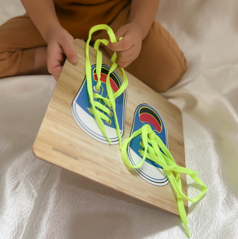 mengikat sepatu